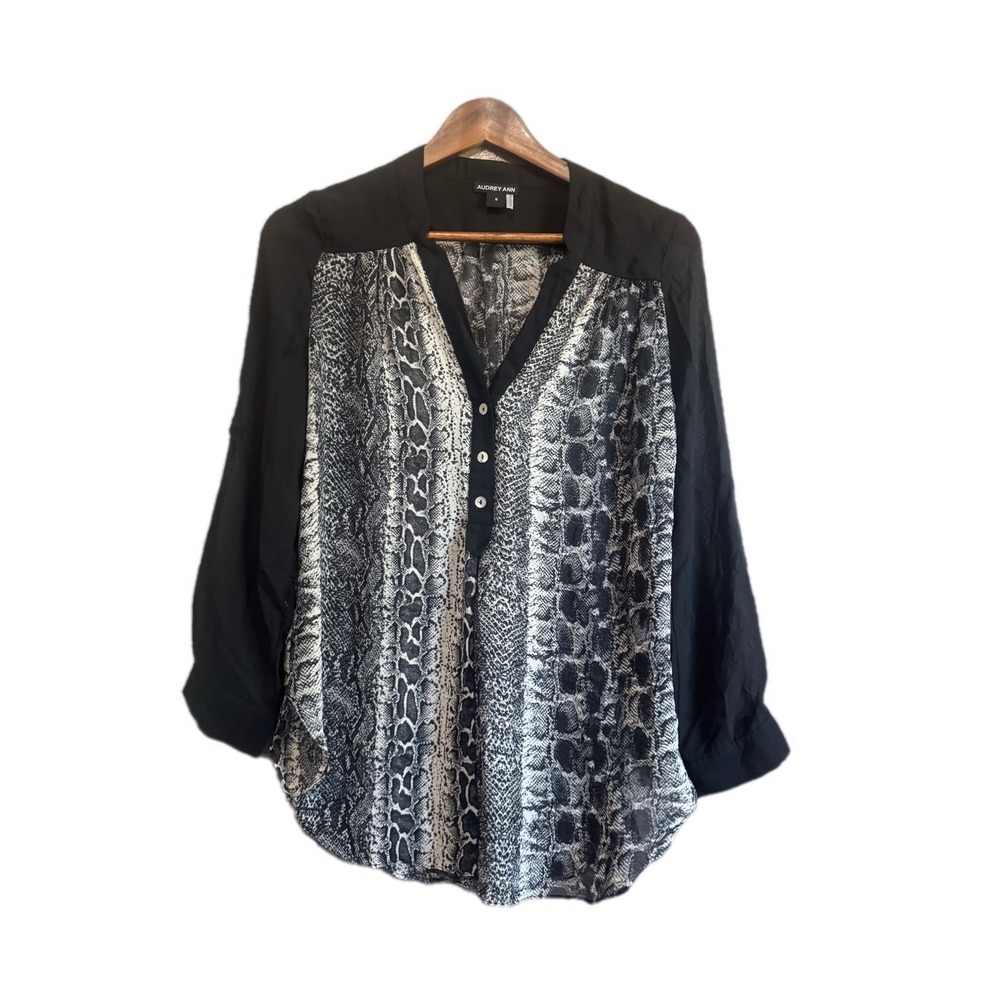 Audrey Ann Snakeskin Print Blouse‎ Womens S Black White Excellent Button V-Neck